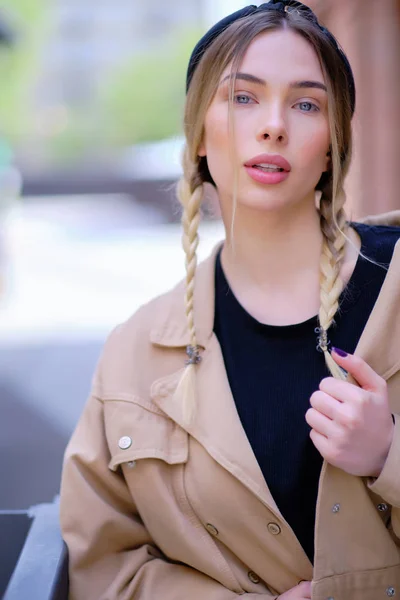 Retrato de menina loira com cabelo flyaway no backgrou rua — Fotografia de Stock
