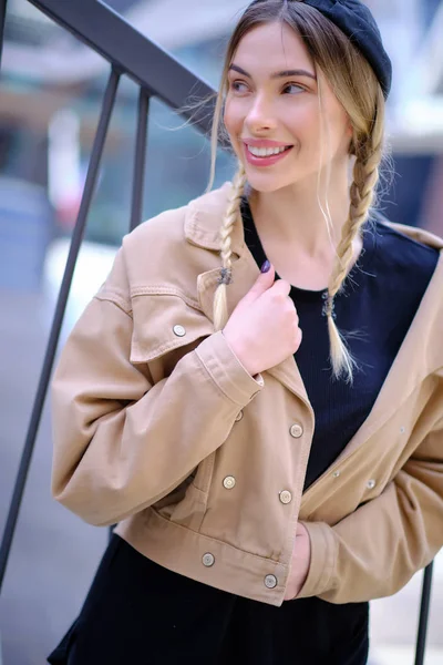 Porträtt av blond flicka med flygigt hår på gatan bakgrun — Stockfoto