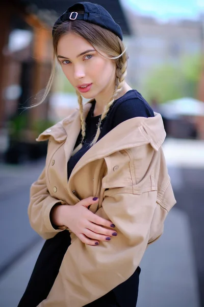 Portret van blonde meisje met flyaway haar in de straat backgrou — Stockfoto