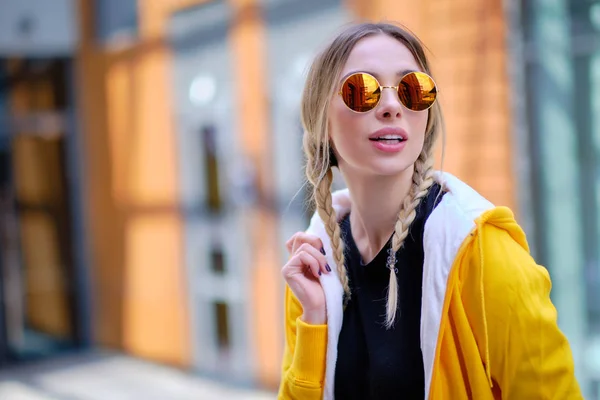 Retrato de chica rubia con el pelo alejado en la calle backgrou — Foto de Stock