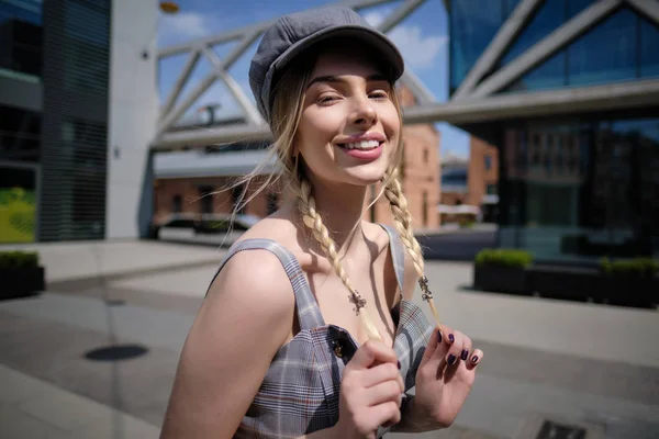 Retrato de chica rubia con el pelo alejado en la calle backgrou — Foto de Stock