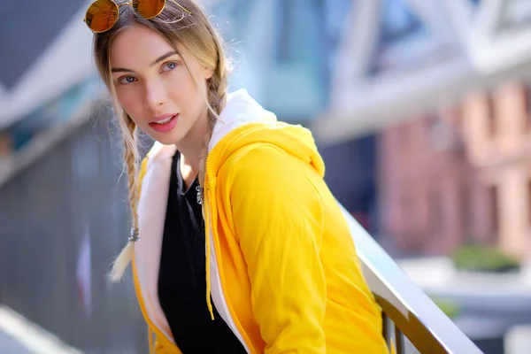 Retrato de chica rubia con el pelo alejado en la calle backgrou — Foto de Stock