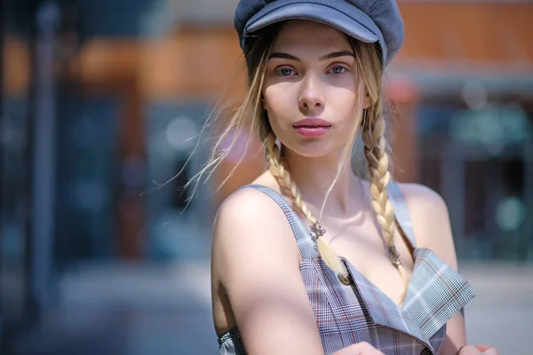 Retrato de chica rubia con el pelo alejado en la calle backgrou — Foto de Stock