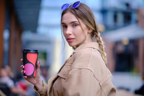 Hermosa mujer bebiendo café en la gran ciudad al aire libre — Foto de Stock