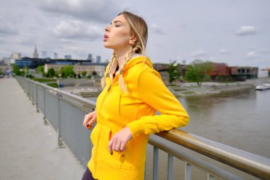 Düşünceli genç kadın eğitimden sonra aittir 