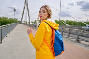 Düşünceli genç kadın eğitimden sonra aittir 