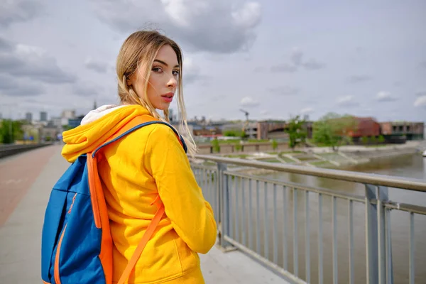 Pensiero giovane donna riposa dopo l'allenamento — Foto Stock