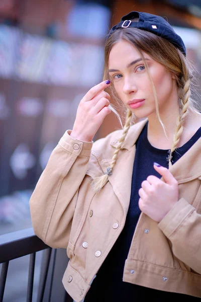 Gelukkig jonge vrouw portret. In City background — Stockfoto