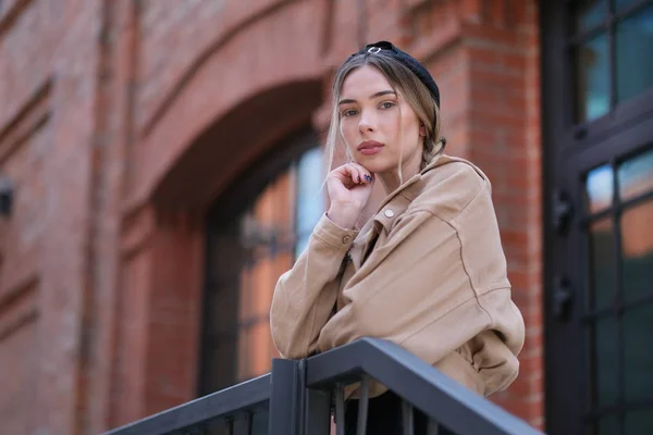 Gelukkig jonge vrouw portret. In City background — Stockfoto