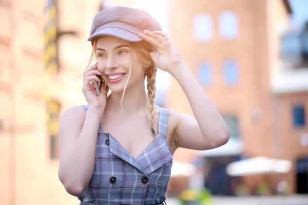 Junge Frau telefoniert mit Handy — Stockfoto