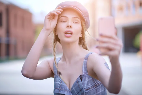 Selfie mujer joven en la calle con un teléfono inteligente . — Foto de Stock