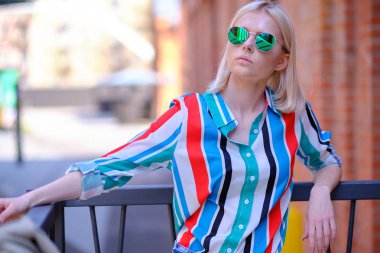 Çilli kız şehrin sokaklarında yürüyor