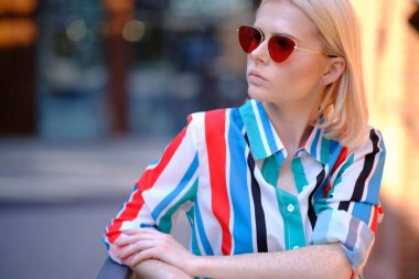 Çilli kız şehrin sokaklarında yürüyor