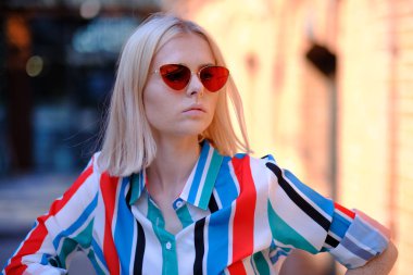 Çilli kız şehrin sokaklarında yürüyor