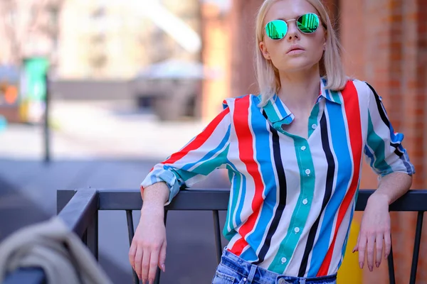 Çilli kız şehrin sokaklarında yürüyor