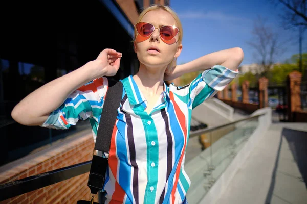 Freckled meisje is wandelen in de straten van de stad — Stockfoto