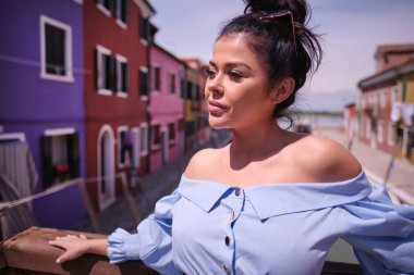 Genç turist kadın eski şehirde yürür. İtalya. 
