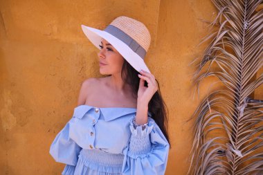 Genç turist kadın eski şehirde yürür. İtalya. 