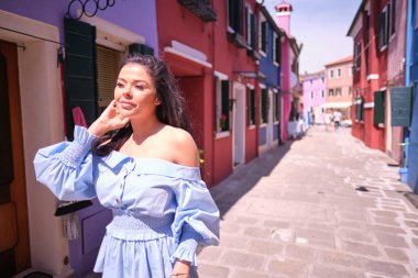 Genç turist kadın eski şehirde yürür. İtalya. 