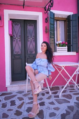 Eski İtalyan Renkli Kasabasında Genç Turist Kadın
