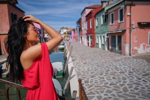 Young Tourist Woman In Old Italian colorful Town — ストック写真