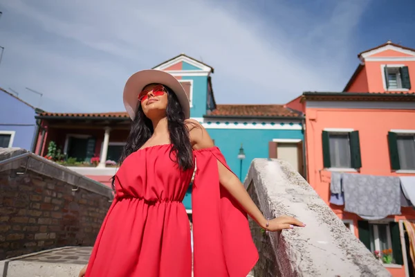 Jovem mulher turística na cidade colorida italiana velha — Fotografia de Stock