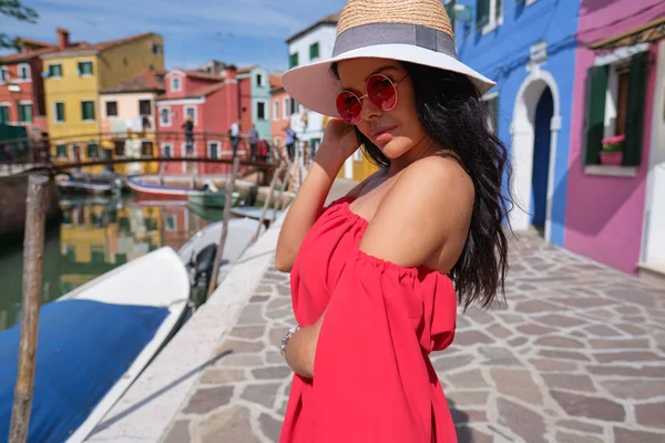 Молодая туристка в старом итальянском красочном городе — стоковое фото