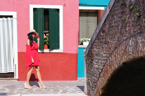 Ung turist kvinna i gamla italienska färgglada staden — Stockfoto