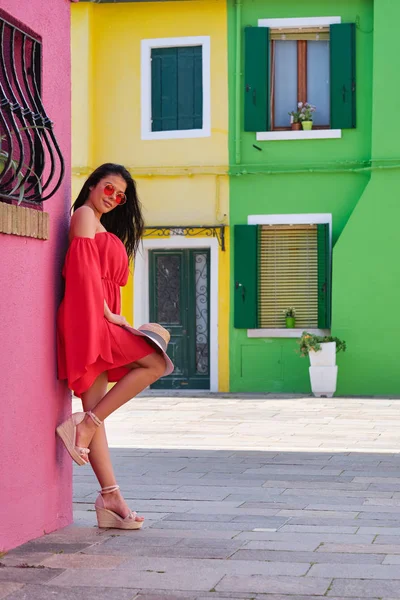 Ung turist kvinna i gamla italienska färgglada staden — Stockfoto
