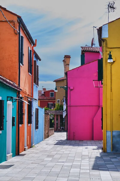 イタリア、ヴェネツィア、ブラノのカラフルな家 — ストック写真