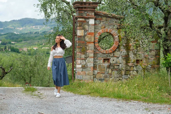 Kobieta stoi przed jej włoskim ogrodzie domowym — Zdjęcie stockowe