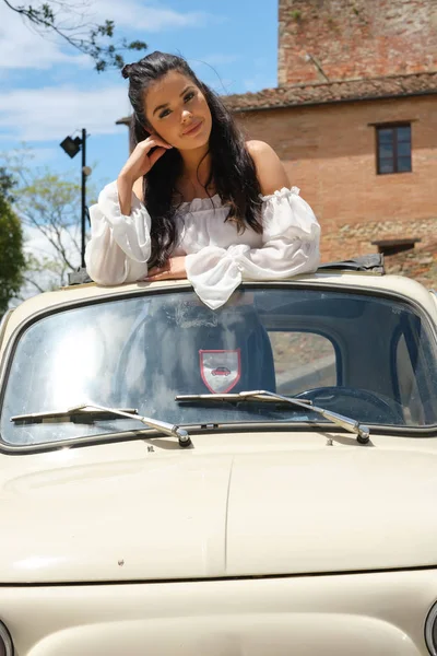 Beauté femme assise contre voiture rétro. Série Ancienne Italie . — Photo