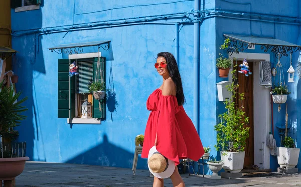 Ung lycklig resenär kvinna poserar bland färgglada hus på Buran — Stockfoto