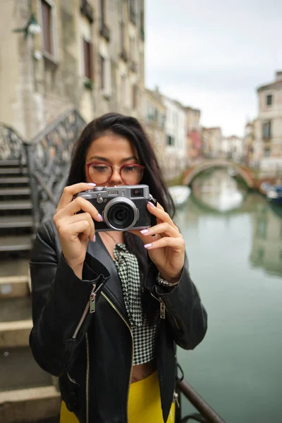 Mulher fotógrafa de viagem com câmera em Veneza, Itália . — Fotografia de Stock