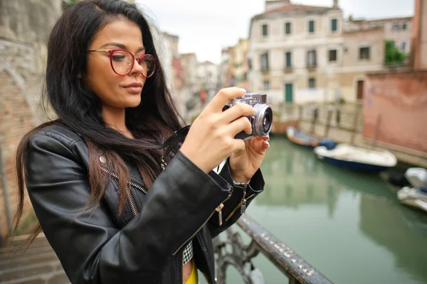 Fotógrafa de viajes con cámara en Venecia, Italia . — Foto de Stock