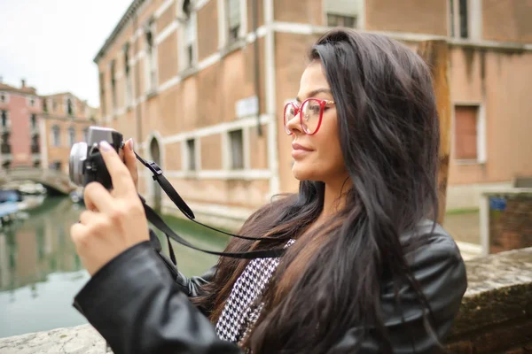 Resefotograf kvinna med kamera i Venedig, Italien. — Stockfoto