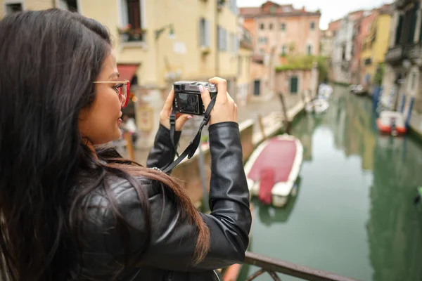 Fotógrafa de viajes con cámara en Venecia, Italia . —  Fotos de Stock