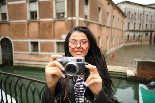 Фотограф путешествия женщина с камерой в Венеция, Италия . — стоковое фото
