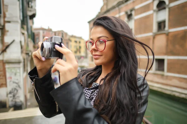 Mulher fotógrafa de viagem com câmera em Veneza, Itália . — Fotografia de Stock