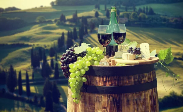 Bouteille de vin rouge et verre de vin sur tonneau wodden. Belle Toscane — Photo