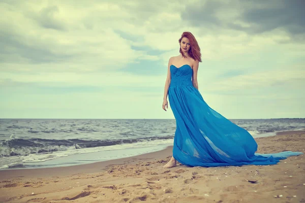 Η γυναίκα με το μπλε φόρεμα στην παραλία. Καλοκαιρινή γυναίκα με μπλε φόρεμα — Φωτογραφία Αρχείου