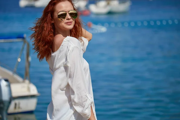 Flicka poserar nära havet. Kroatien — Stockfoto