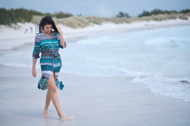 Sahilde içinde zarif güzel genç kadın 