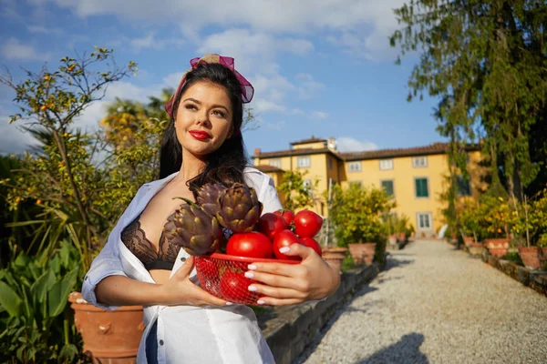 Итальянка, домохозяйка, собирает овощи на ужин в — стоковое фото