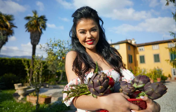 一个意大利女人,一个家庭主妇,收集蔬菜晚餐 — 图库照片