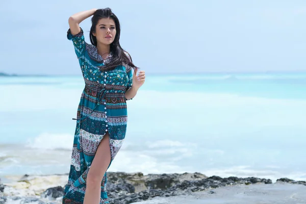 Mooie jonge vrouw in elegante jurk op het strand — Stockfoto