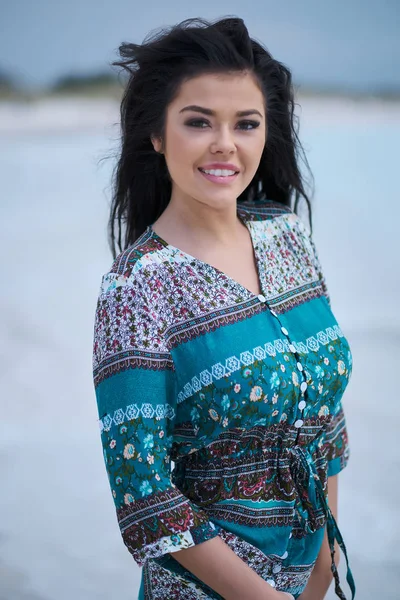 Vacker ung kvinna i elegant klänning på stranden — Stockfoto