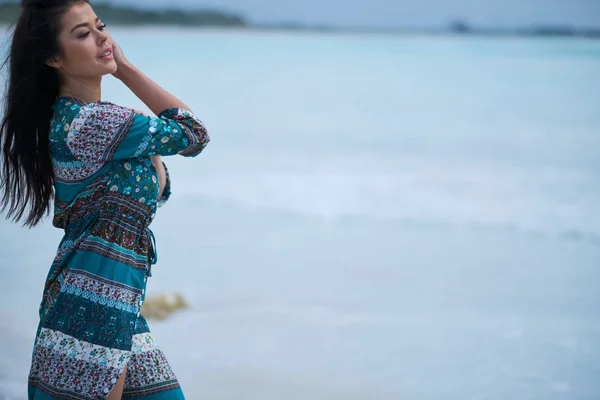Vacker ung kvinna i elegant klänning på stranden — Stockfoto