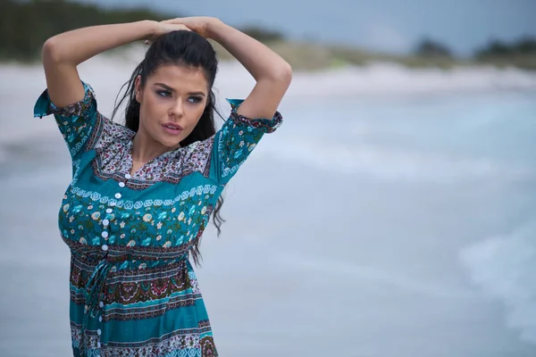 Vacker ung kvinna i elegant klänning på stranden — Stockfoto