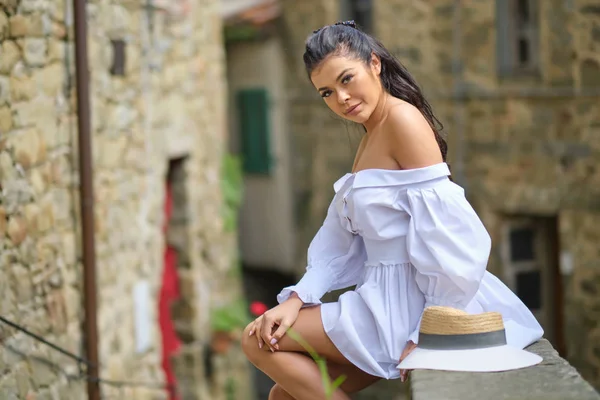 Hermosa mujer italiana al aire libre en la calle del casco antiguo —  Fotos de Stock